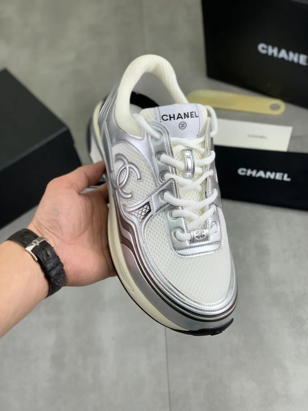 Men's Men's Shoes P620 New Chanel Chanel 25K Silver Horn Golden Horn King Casual Sports Shoes Original purchase and development Made by Xiaoxiang C Home Another super popular item in the counter, loved by Internet celebrity bloggers and ladies, various praises on social platforms, super popular, textured, breathable and super spring and summer. Seeing this issue always arouses the inner desire of fashion among girls. The latest suede material, classic black and white color, full of fashionable feeling on the feet. Easy to take care of, exquisite packaging at the delivery counter🛍📦 ▪️Fabrics: Original customized imported cowhide + mesh ▪️Inner lining: Customized imported breathable mesh ▪️Sole: Original molded rubber foam material ▪️Sole thickness: 4.5CM ▪️Size: 38-44